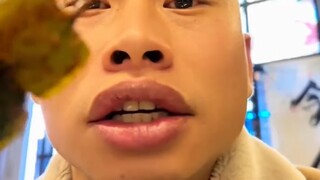 小伙讲大嘴的好处，吃烧烤根本不用擦嘴撸串超方便 网友：蛤蟆精走进现实#万万没想到 #种子的朋友圈