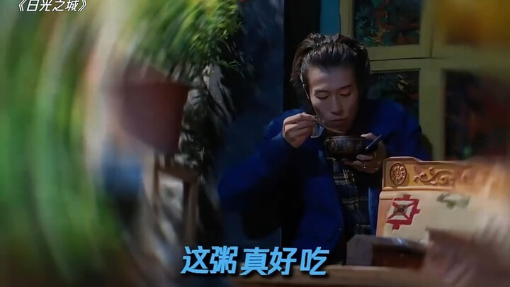 This “dog” is pretty fancy—eating potatoes is one thing, but it even uses chopsticks!