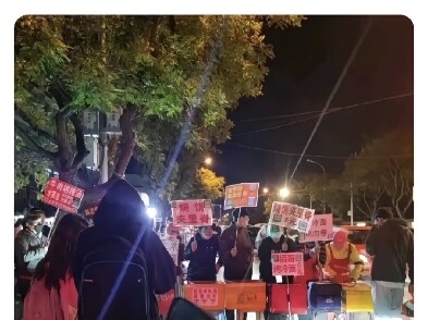 外网魔怔反华人，错把路边摊贩当成抗议民众，哈哈哈