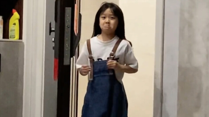 น้องสาวไปเรียนคำศัพท์ใหม่มาจากไหนก็ไม่รู้ พอเห็นคุณพ่อเดินออกจากประตูหมู่บ้านก็เอามาใช้ทันที… ท่าทาง