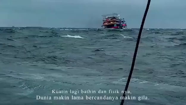 Mereka terhempaskan ombak ttp smngt, kita perlu melestarikan lingkungan agar msh bisa makan ikan