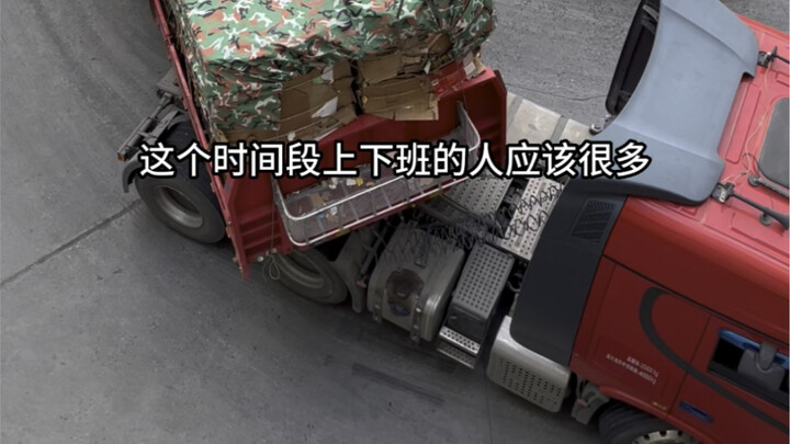 من يعطي الأولوية للآخر عندما تلتقي سيارة صغيرة بشاحنة نصف مقطورة؟ #شاحنة_نصف_مقطورة #النقل_اللوجستي 