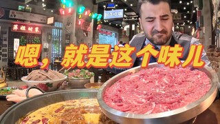 في هاينان، تناول وو لاهوانغ حساء تشونغتشينغ الحار الأصلي جدًا، وكان في غاية السعادة وهو يأكل اللحم.