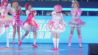 Ini pertama kalinya aku melihat panggung yang berwarna pink!! Hal yang paling lucu dari ketujuh idol