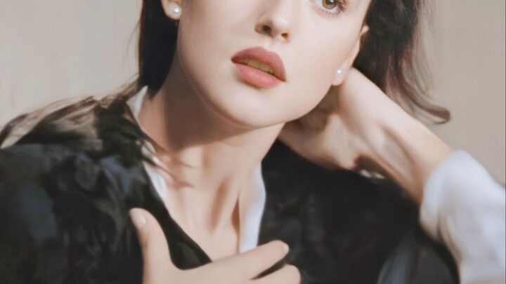 “Tengkorak sempurna, fitur wajah yang sangat indah”