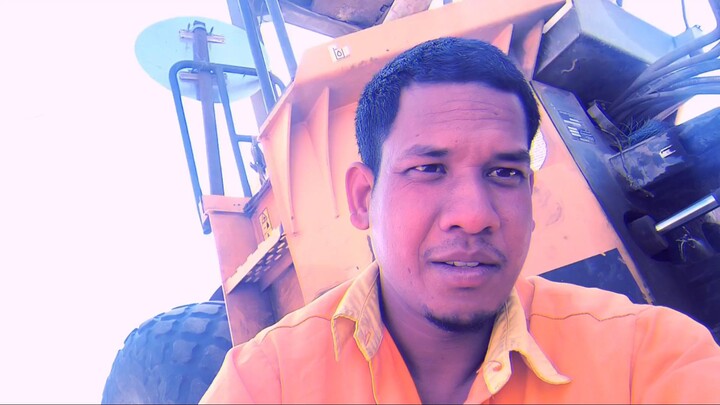 Saudi Arabia work time 8 o'clock road shoulder working too much hard working
