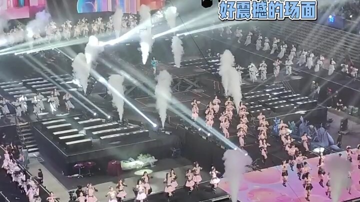 Cúc Tịnh Y ở vị trí trung tâm, tỏa sáng rực rỡ trên sân khấu – bạn xứng đáng lắm! “Cúc Tịnh Y” – “Tì
