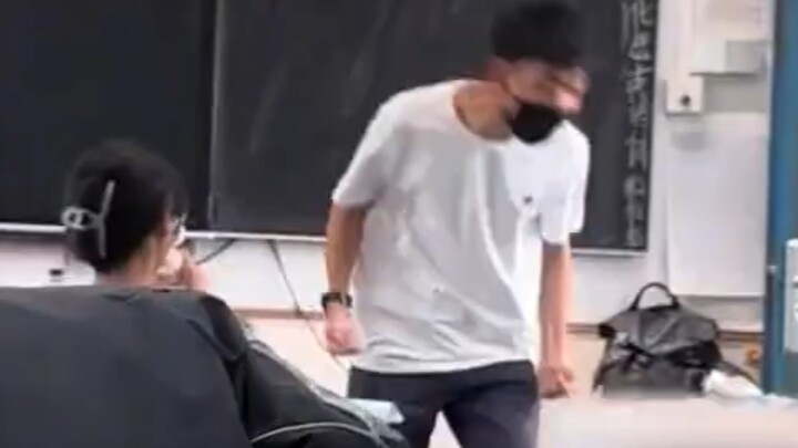 متعة القتال على تي في: العنف المدرسي مع جيا هاو وثلاث حركات رأس من عائلة تانغ