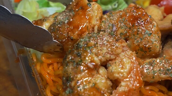 Vợ tối nay phải tăng ca, mình mang cơm tối tới cho cô ấy