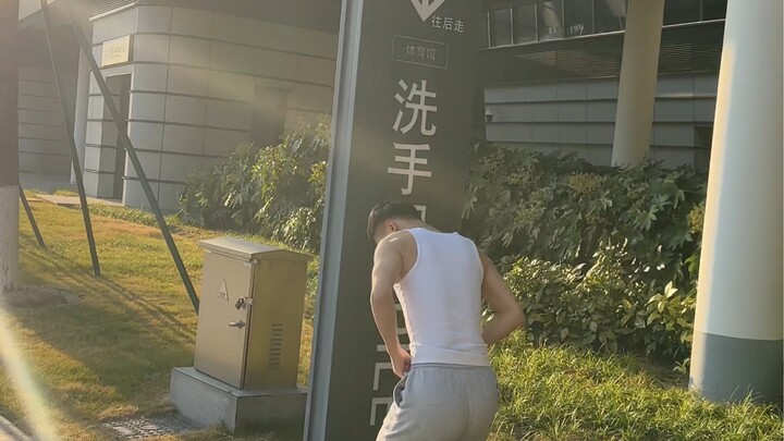 【Chuyện Kỳ Lạ】Đây chẳng phải ghi là nhà vệ sinh đó sao, có gì sai đâu?