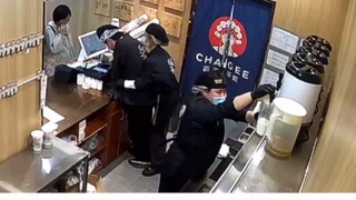 "奶茶店小姐姐误把新来男大学生当小姐妹，搂抱引热议" 男生：培训的时候也妹说有这一出啊！！！