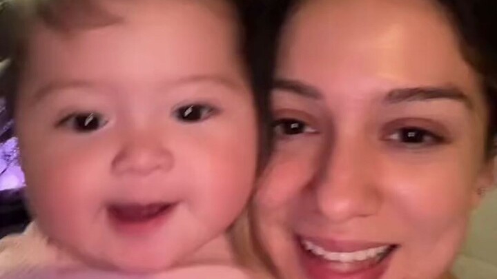 (Chinese-English subtitles) Bedtime vlog: Gianna cuddles to comfort her mom (8.21)