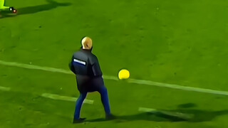 لحظة توقف الكرة للمدرب العالمي الشهير