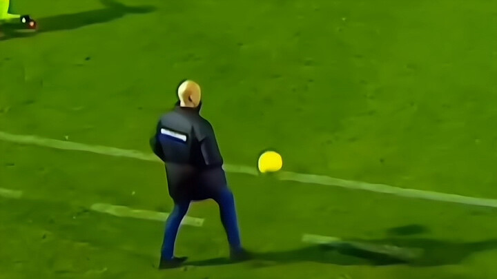 لحظة توقف الكرة للمدرب العالمي الشهير