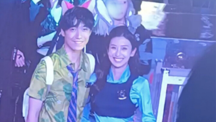 في هالوين، تم عرض صورتي مع صديقي على الشاشة! قال مصور الفيديو إن الأزواج الذين يتم تصويرهم بشكل مفاج