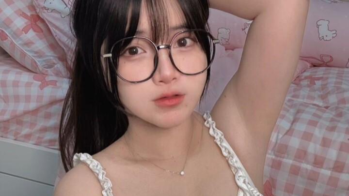 CEWEK CANTIK JOGET BESAR BANGET