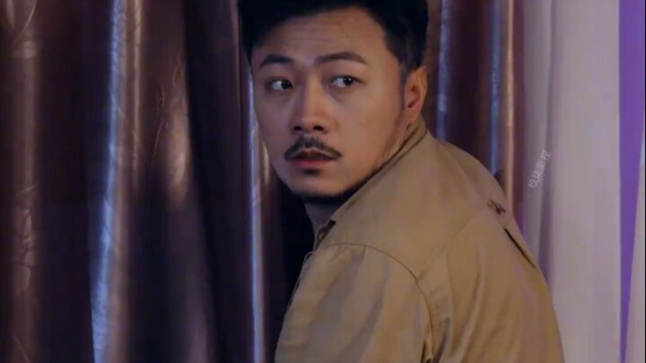 Sebelum menipu orang, si penipu wanita ini selalu menyelipkan dua bantalan dada setebal 10 cm di dal