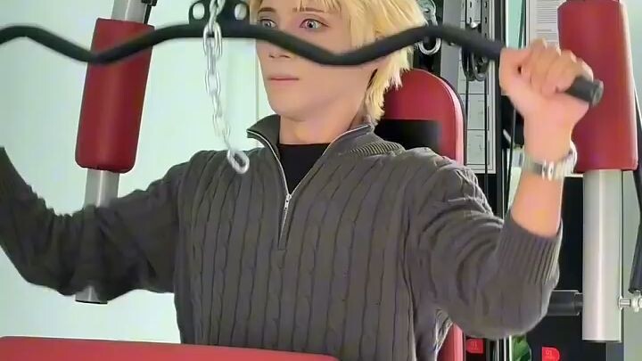 COSPLAY ANIME SAMBIL OLAHRAGA GYM