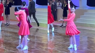 女孩参加舞蹈比赛不慎摔倒，当场崩溃痛哭，音乐响起时一举动亮了