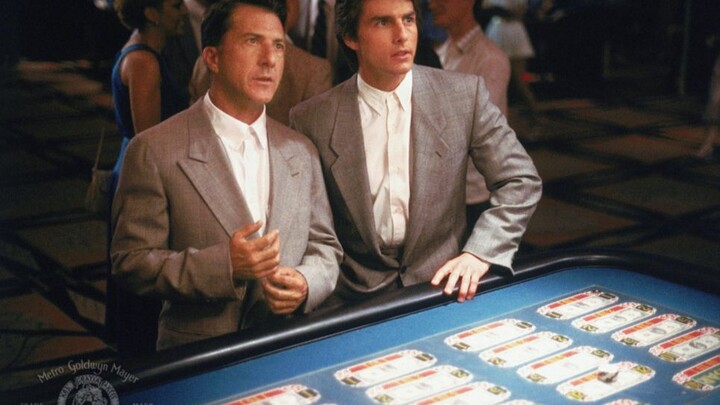 พี่น้องรู้เข้าโดยบังเอิญว่าพี่ชายสติไม่สมประกอบมีความสามารถจดจำไพ่ได้อย่างแม่นยำ จึงพาเขาไปคาสิโนเหม