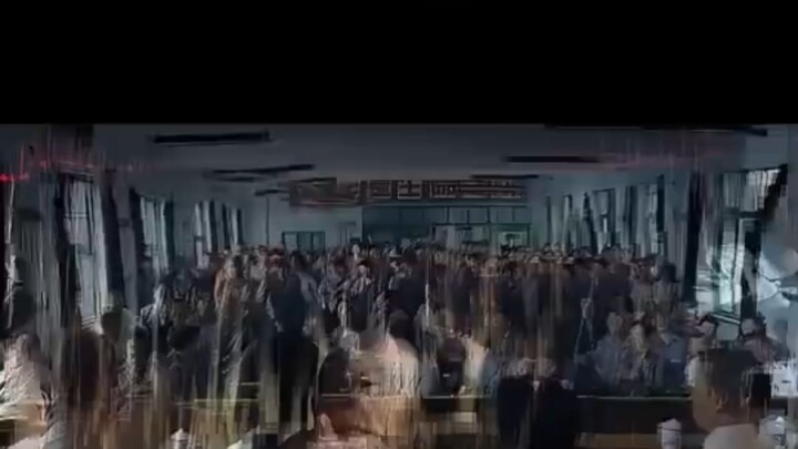 القائد يتشاجر مع الموظفين بعد أن أمسكوا به متلبسًا بأمر ما.