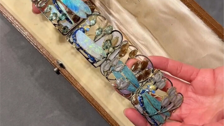 Let’s admire an antique bracelet together—it totally blew me away when I opened the box.