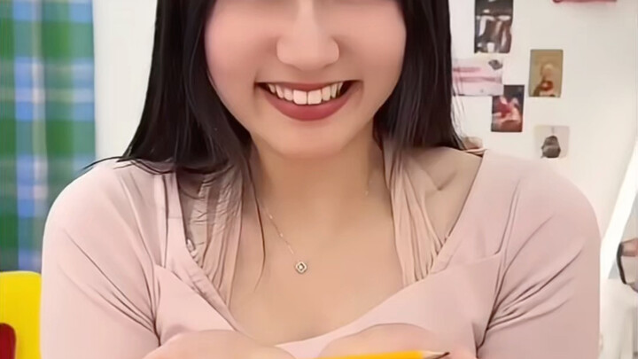 Cô gái bẻ gãy bút chì rồi phục hồi nguyên vẹn, chiêu này quá ngầu!