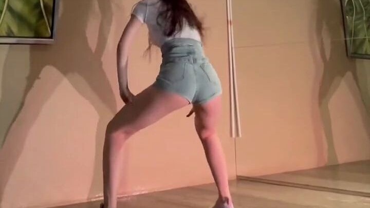 الحب مثل كرة القدم، بمجرد أن تحصل عليه، تركله بعيدًا