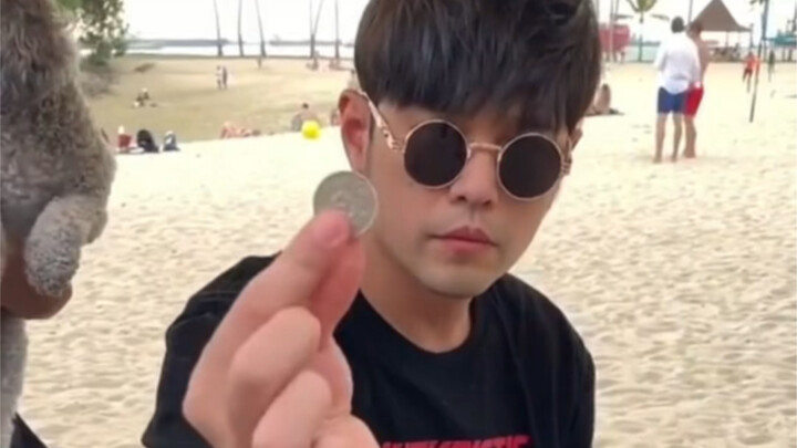 Jay Chou pulls off a magic show on the beach, with a coin-through-glass tutorial!