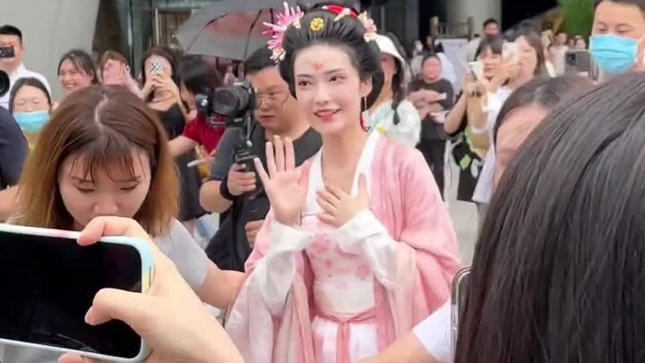 这就是传媒公司的快乐嘛？陪主播外出拍摄然后偶遇明星梦华录张好好加奈！第一次在长沙看到，真人好好看