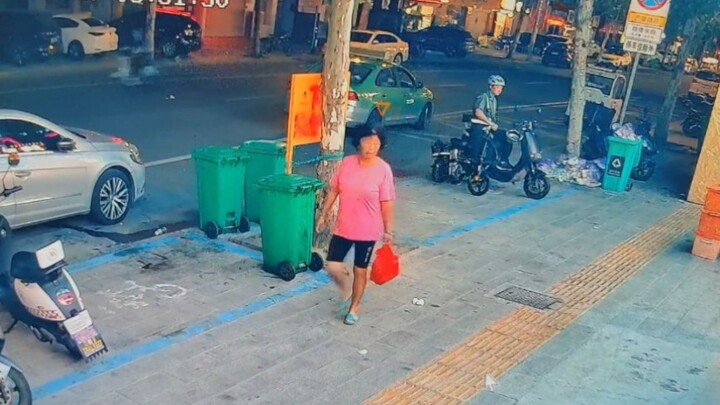 تم سرقة حقيبتي، أرجوك أعدها لي على الفور. ولا تقل لي إنك فقط أخذتها إلى المنزل لتعتني بها نيابةً عني