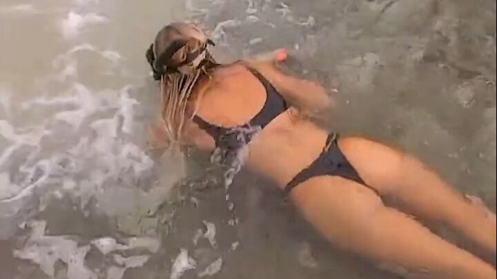 Keluarga sekalian, ayo kita nikmati keindahan laut dan keterampilan menyemburkan air!