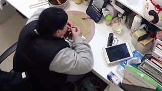 小猫跳上桌子尾巴被点燃，主人熟练将其一把掐灭