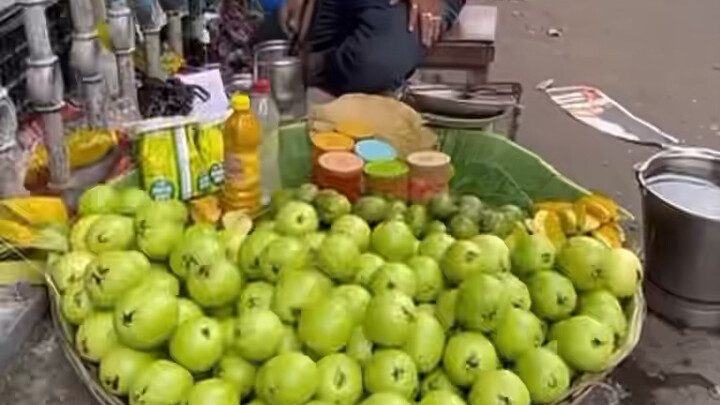 Cara menikmati jambu biji sebagai jajanan pinggir jalan di India, agak mirip dengan hidangan asam kh