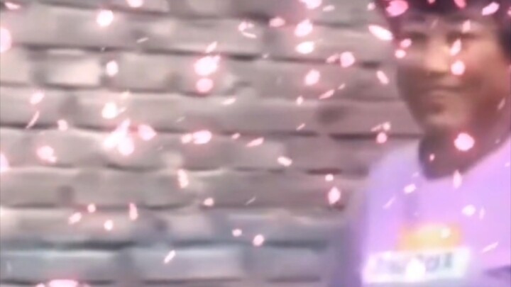 Senyuman ini menyembunyikan kecanggungan sekaligus menentukan arah pelarian.