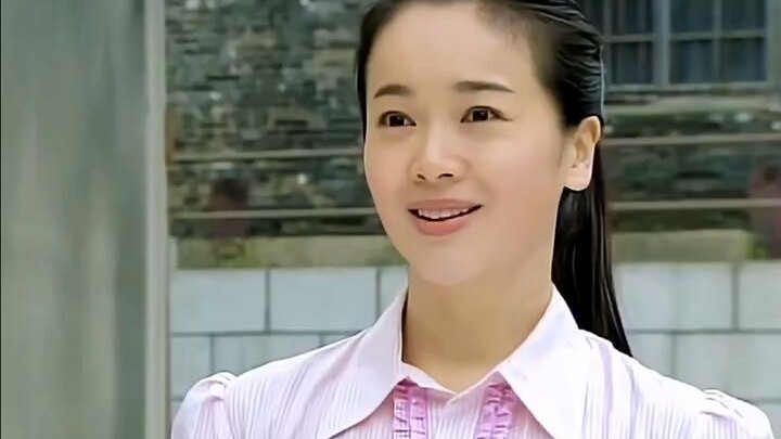 A girl who got into college has no money to treat her friends, but she unexpectedly meets a kind-hea
