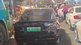 1月19日凌晨西安钟楼，神级车主一己之力堵了一条街交通