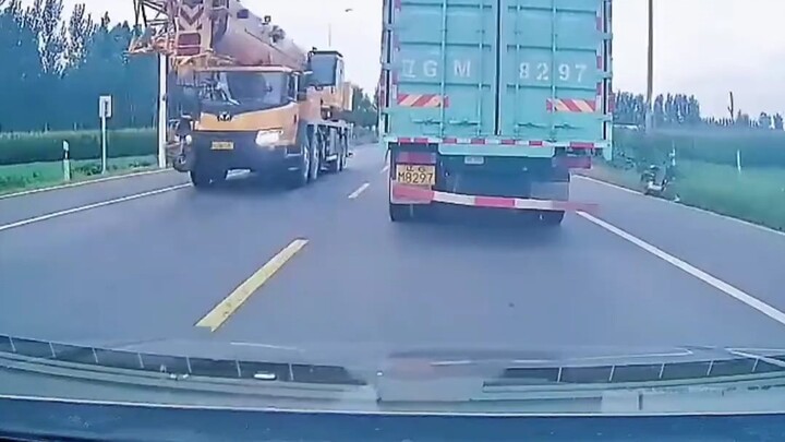 Let’s all give a thumbs-up to drivers like this!