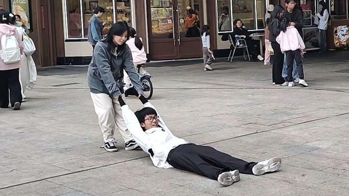 I’m daydreaming again: a girl falls for a clumsy humanoid robot.