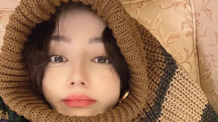 Bayi yang manis yang dengan patuh berdiri di dalam jejak kaki saat antre