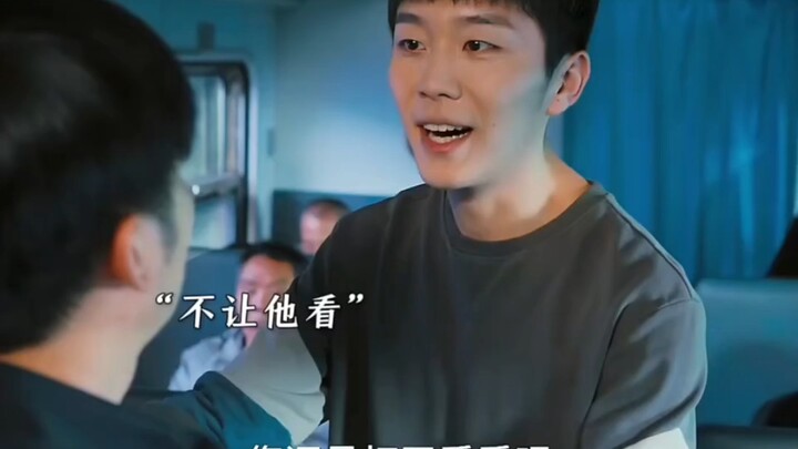 Chủ tịch công ty tài chính mang theo lượng lớn tiền mặt đi tàu hỏa