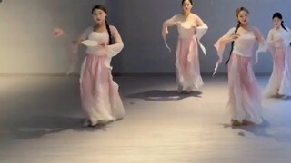 رقصة حرق الدهون القديمة اللطيفة والمرحة "ثلاثة أقواس للغبار الأحمر"
