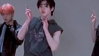 【朴成训】我们圈儿就这么水灵灵的穿着无袖出现在练习室 好妩媚～肢体舒展度极高看得窝好爽！240716 XO 练习室 自制高清focus.