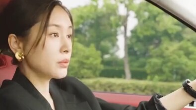 لم أرَ يومًا حاملًا بهذه القسوة: تعرضت لحادث سيارة وما زالت تعقد اجتماعًا في سيارة الإسعاف!