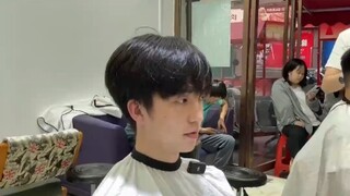 A guy shared a video of getting his hair cut at Xiaohua's salon—and after the haircut, his lips have