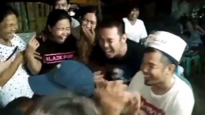 pinoy henyo (word to guess is TINGKOY) 😂😂