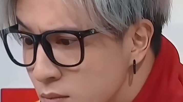 بمجرد أن تفتح فمك: كم أنت متكلف! بمجرد أن تبدأ بالغناء: سأجعلك تبدو متكلفاً 😪