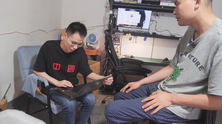 A fan came to my door to buy a second-hand computer, and the repair technician warmly welcomed him.