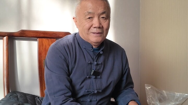 Berdiskusi dengan sang guru mengenai rencana syuting selanjutnya.