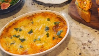 I made the shepherd's pie for the kids, I love it. The mozzarella cheese ball cold dish is suitable 